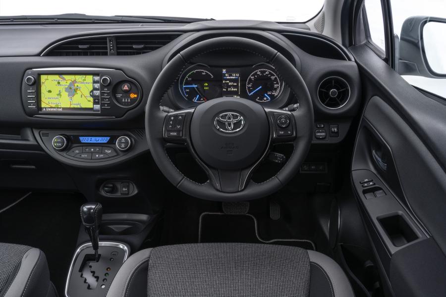 Панель приборов Toyota Yaris Hybrid Y20 2019 года  (UK) (фото 29 из 38)